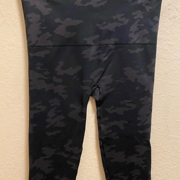 Spanx Black Camo Seamless Look At Me Now Cropped Legging Size L - Picture 12 of 12